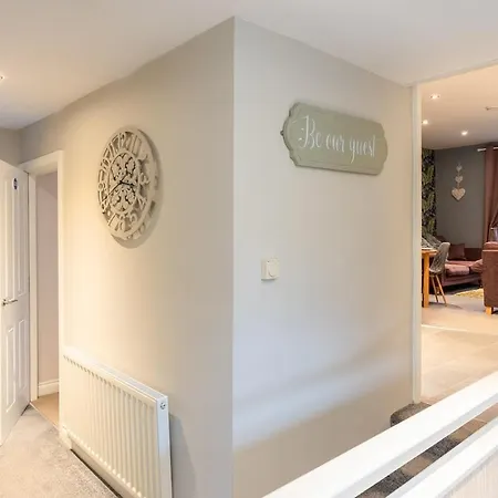 Town Apartment, Parking, Dog Friendly, *