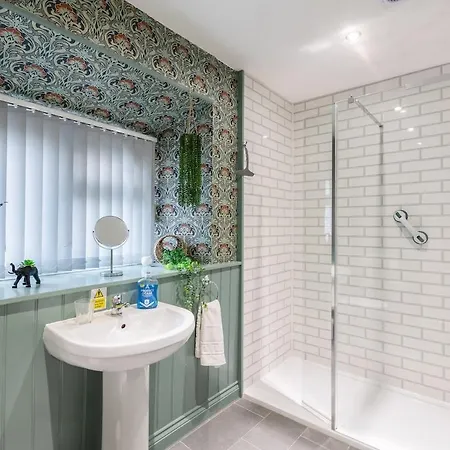 Town Apartment, Parking, Dog Friendly, *