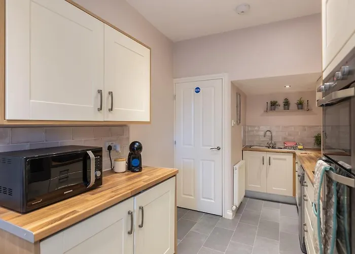 Town Apartment, Parking, Dog Friendly,