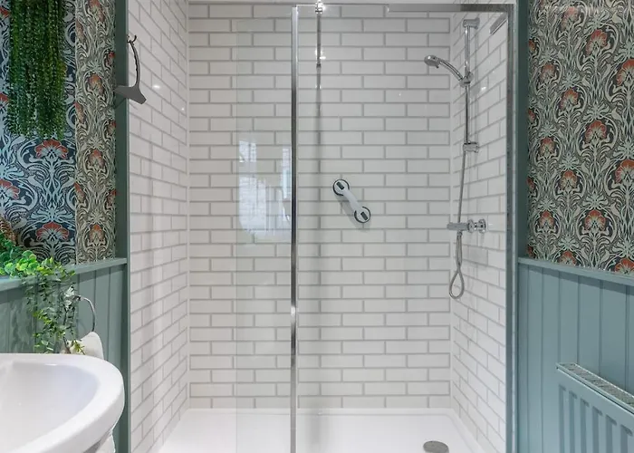 Town Apartment, Parking, Dog Friendly,